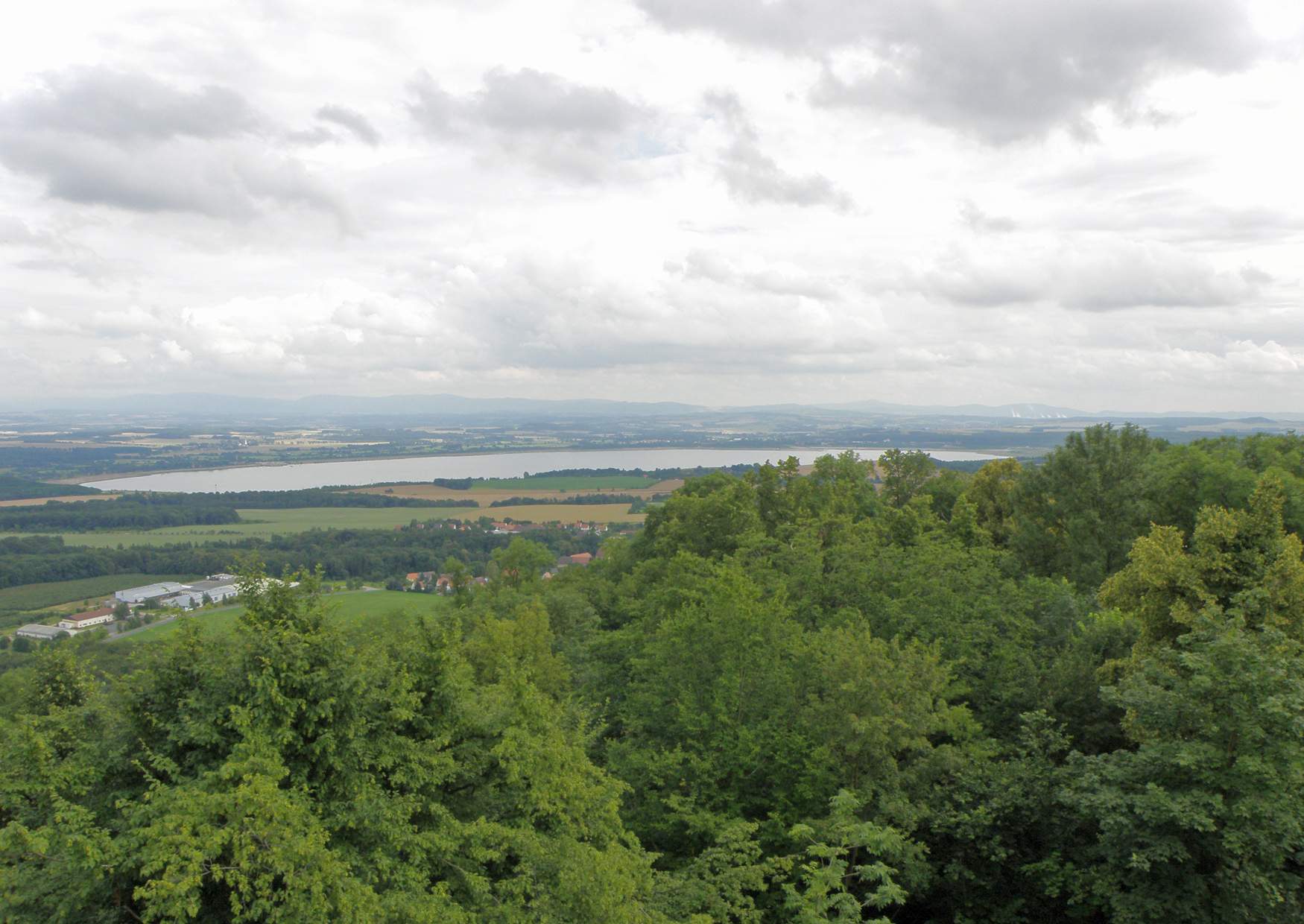 Der Blick von der Landeskrone zum Berzdorfer See