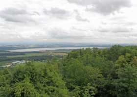 Der Blick von der Landeskrone zum Berzdorfer See