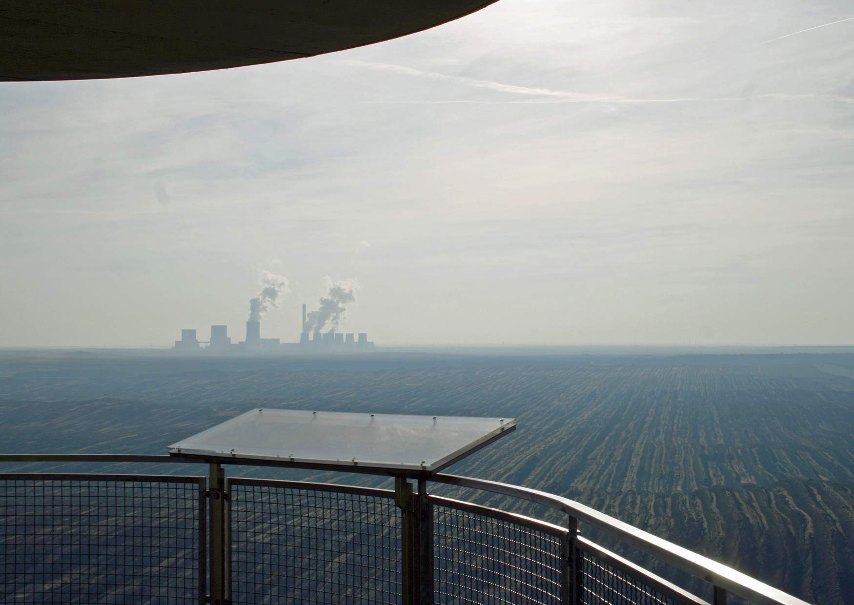 Blick vom Turm â€žAm Schweren Bergâ€œ zum Kraftwerk Boxberg