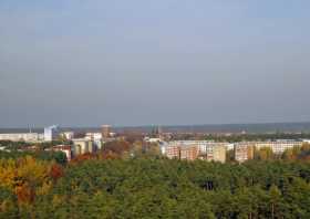 Blick vom Vattenfall-Aussichtsturm nach Weißwasser auf den historischen Wasserturm