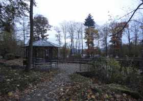 Schloss Schlettau der Teich mit Pavillion