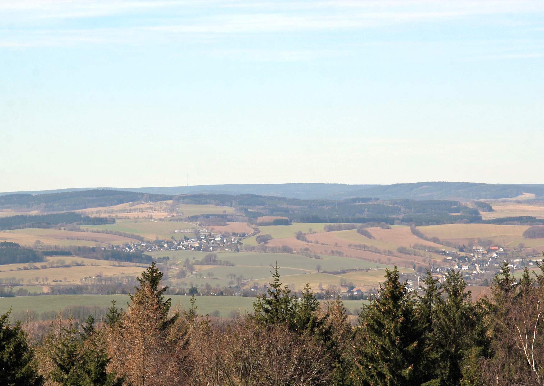 Blick von der Drei Brüder Höhe auf Falkenbach und Sender Geyer