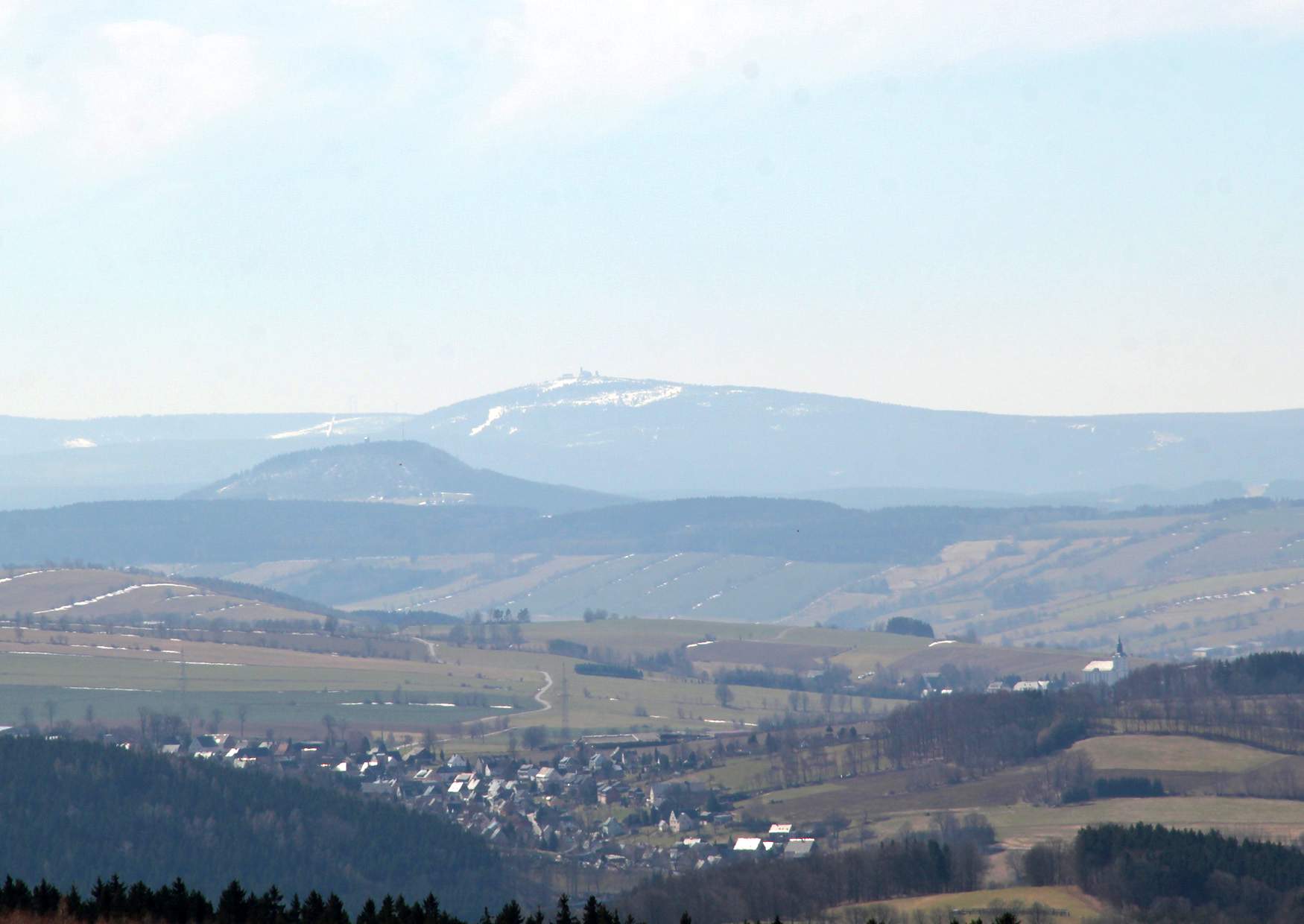 Der Blick auf den Fichtelberg von der Drei Brüder Höhe bei Marienberg