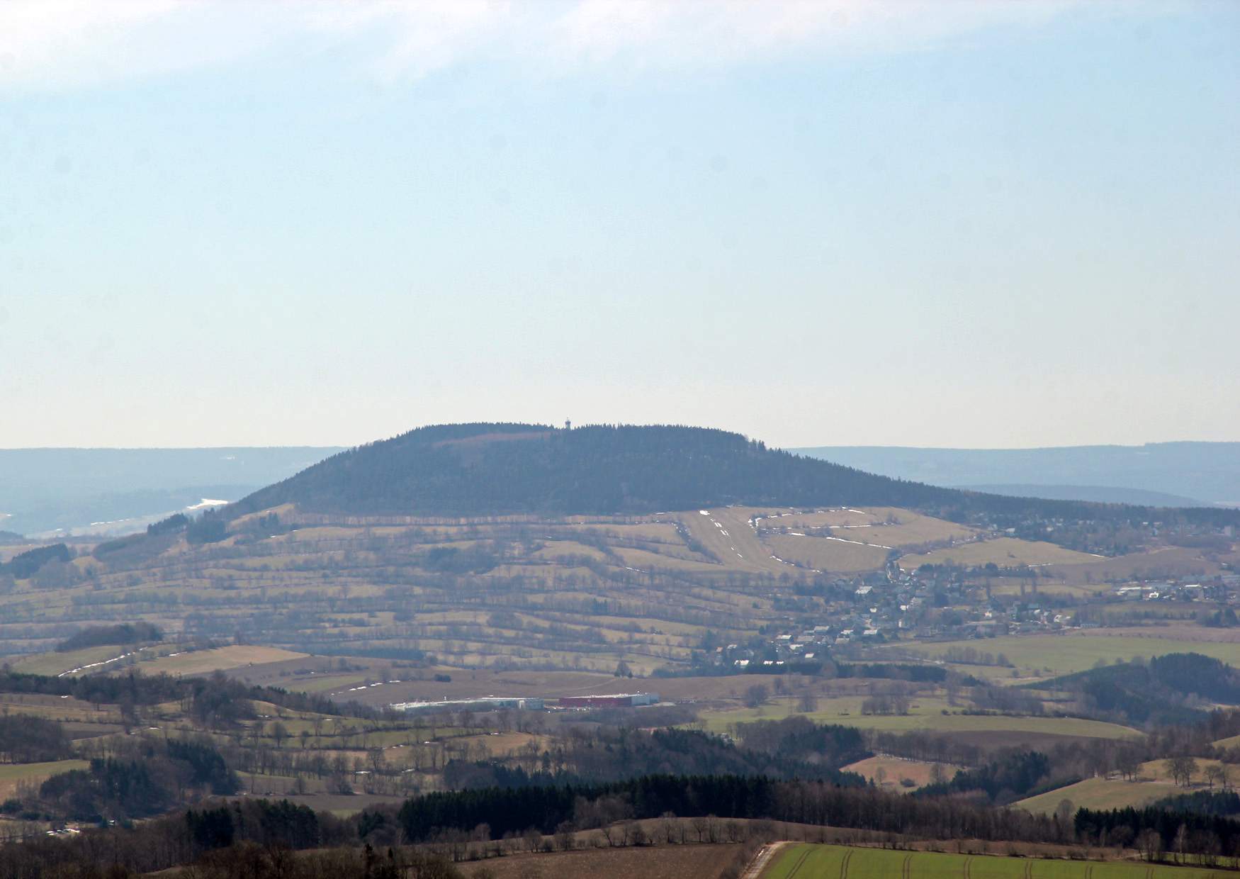 Blick vom Aussichtsturm bei Marienberg auf den Pöhlberg