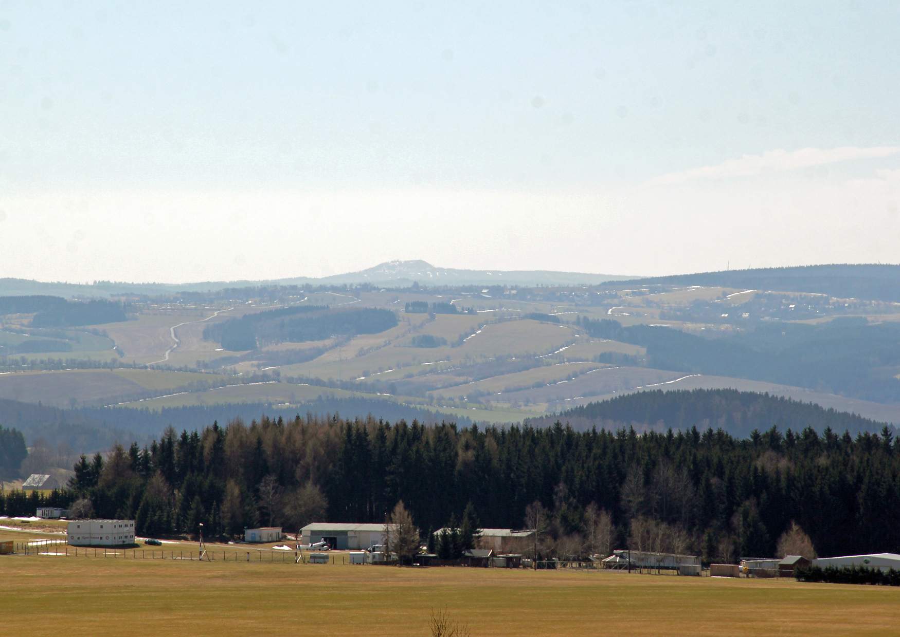 Flugplatz Großrückerswalde von der Drei Brüder Höhe im Erzgebirge