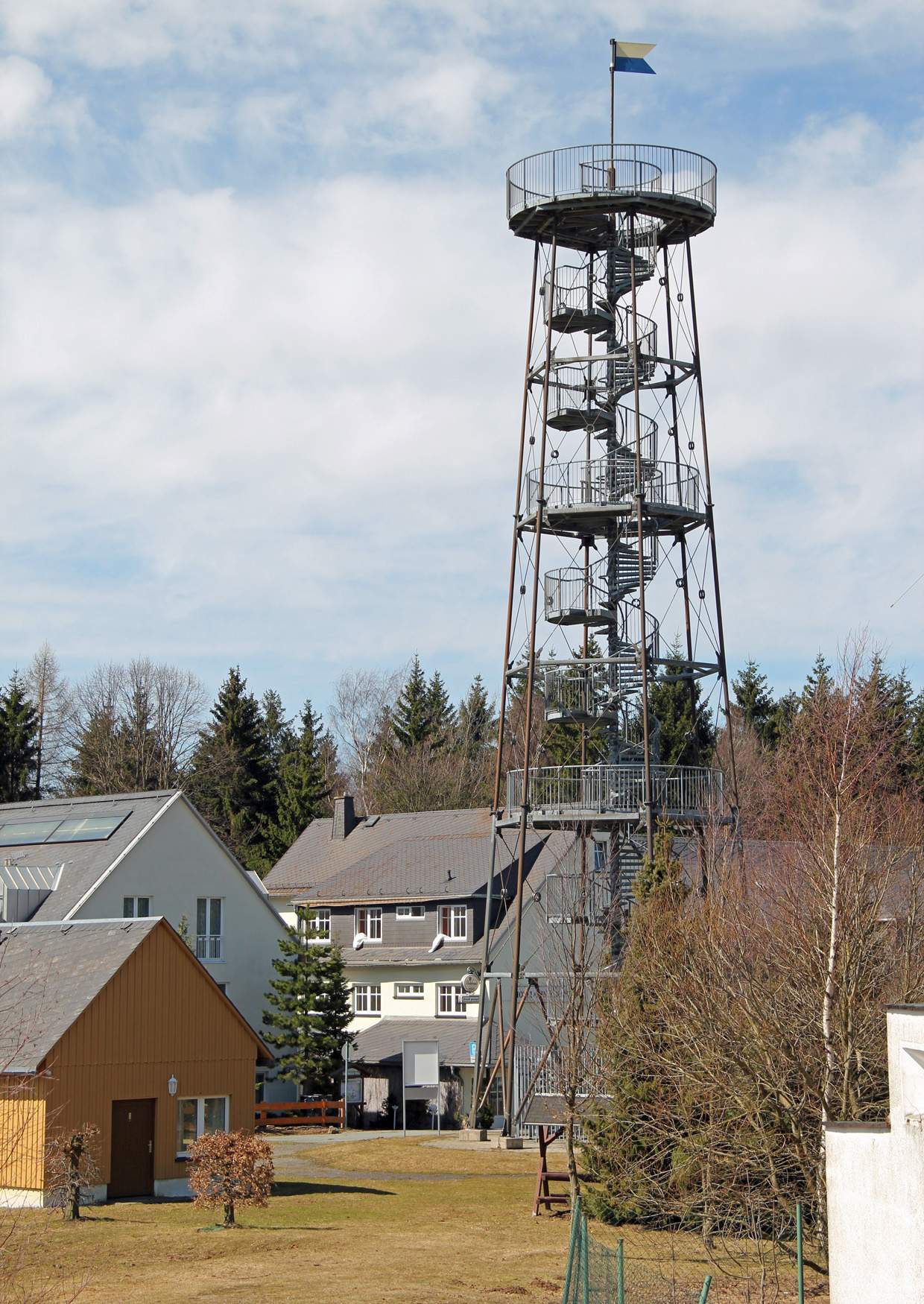 Der Aussichtsturm auf der Drei Brüder Höhe bei Marienberg im Erzgebirge