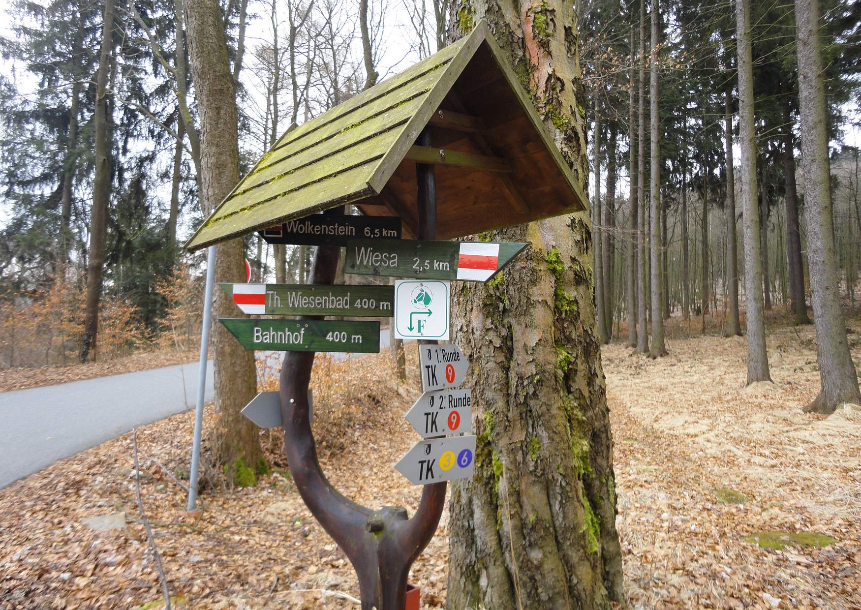 Der May's Turm in Thermalbad Wiesenbad - Wegweiser vor dem Turm