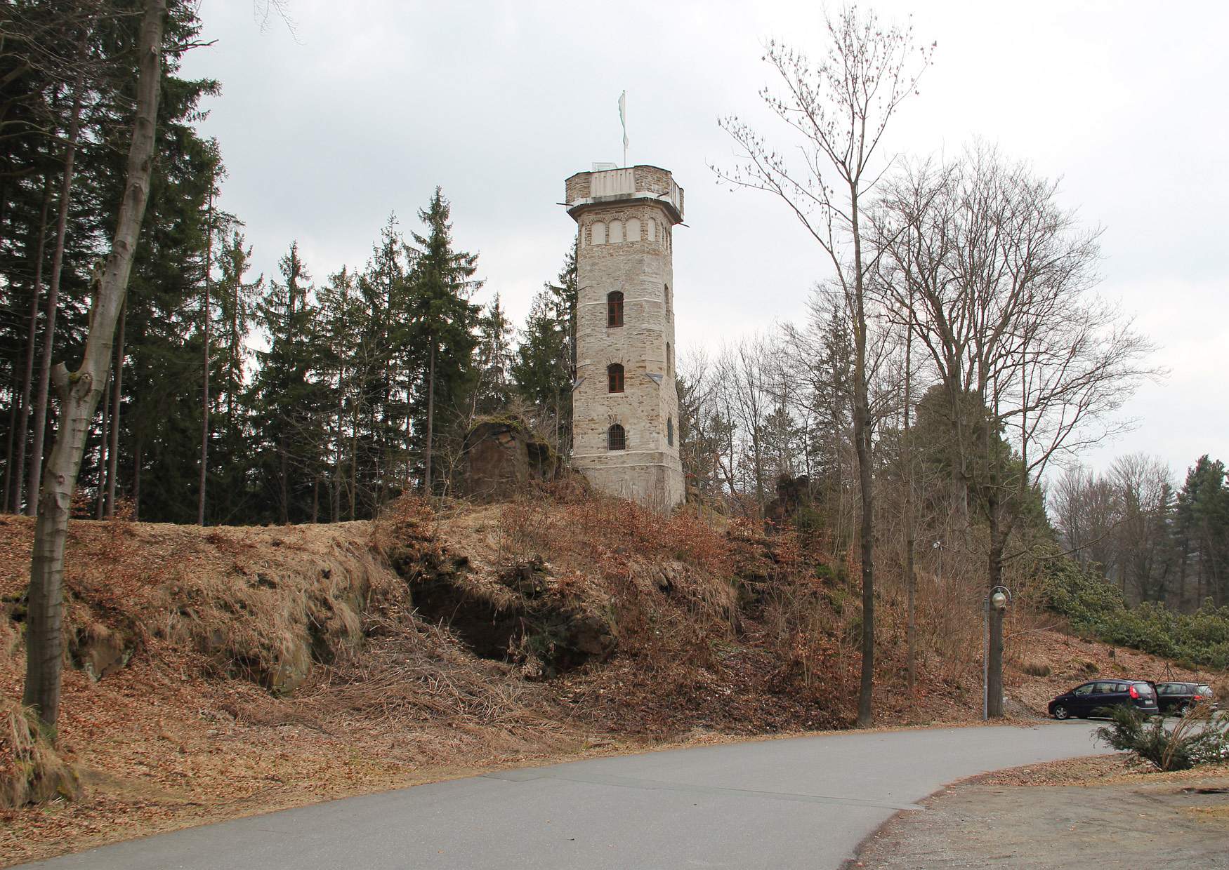 Der May's Turm in Thermalbad Wiesenbad - Turm von der Strasse