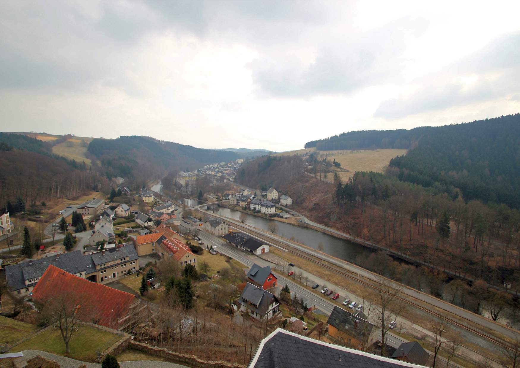 Weiter Blick Bergfried Burg Scharfenstein im Erzgebirge