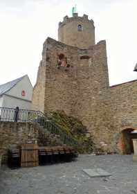 Hinter dem Bergfried Scharfenstein