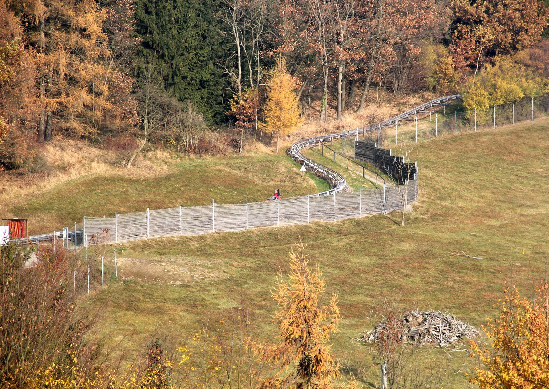 Der Blick vom Aussichtsturm in der Gemeinde Gelenau auf die Sommerrodelbahn