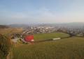 Der Blick vom Aussichtsturm in der Gemeinde Gelenau auf den Sportplatz