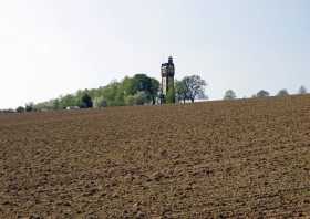 Der König-Friedrich-August Turm von der Langenauer Straße in Geringswalde