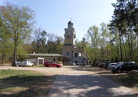 Hier der Kaiser Wilhelm Turm vom Parkplatz vor der Gaststätte betrachtet.