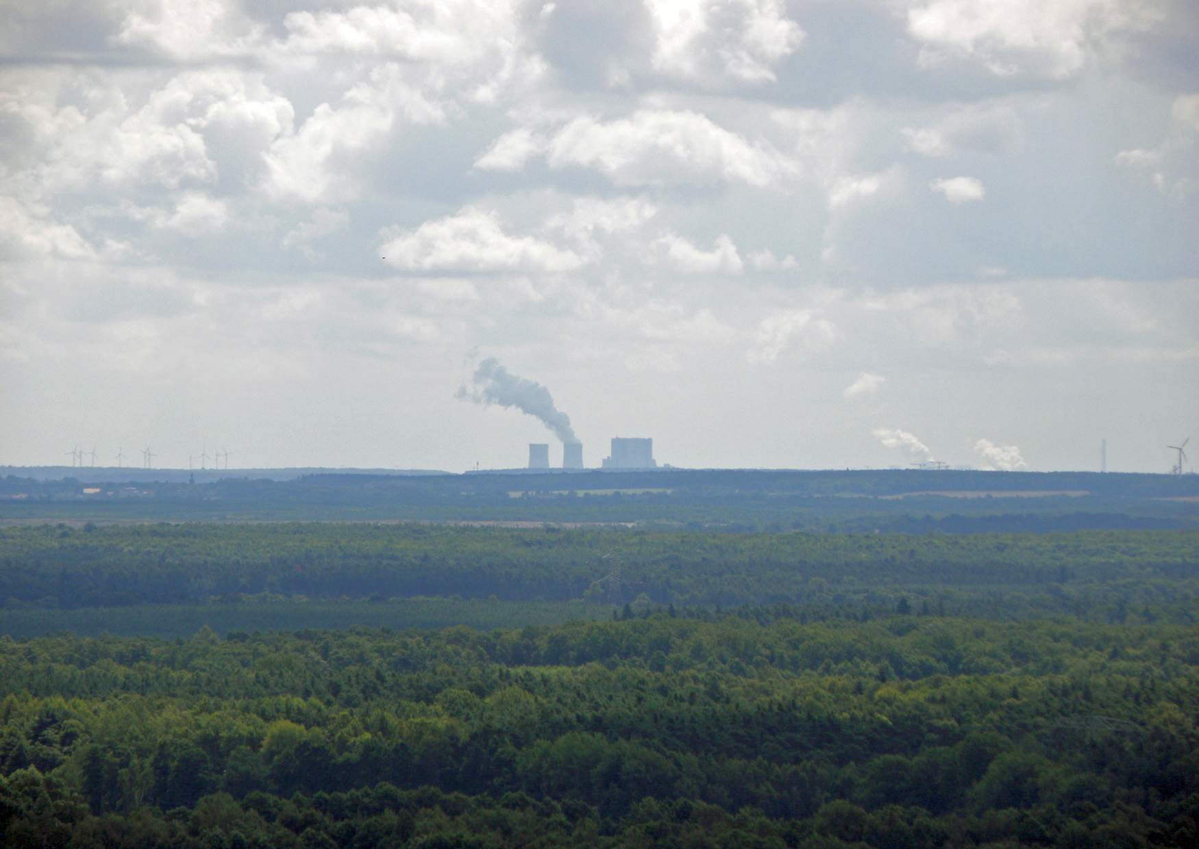 Kraftwerk Schwarze Pumpe aus der Calauer Schweiz gesehen