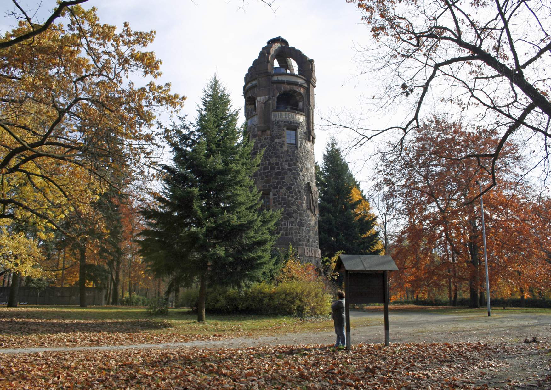 Bismarkturm Spremberg mit Informationstafel