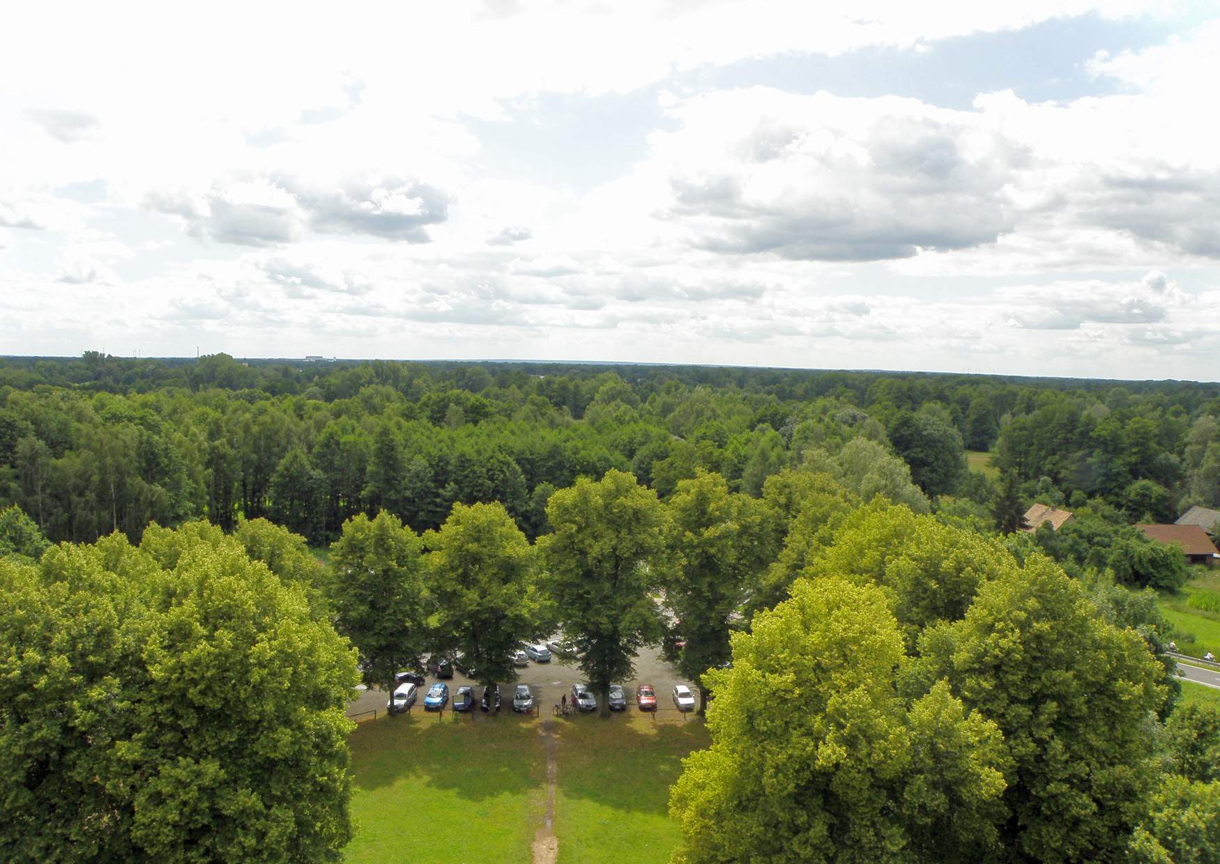 Blick zum Parkplatz vor dem Bismarckturm