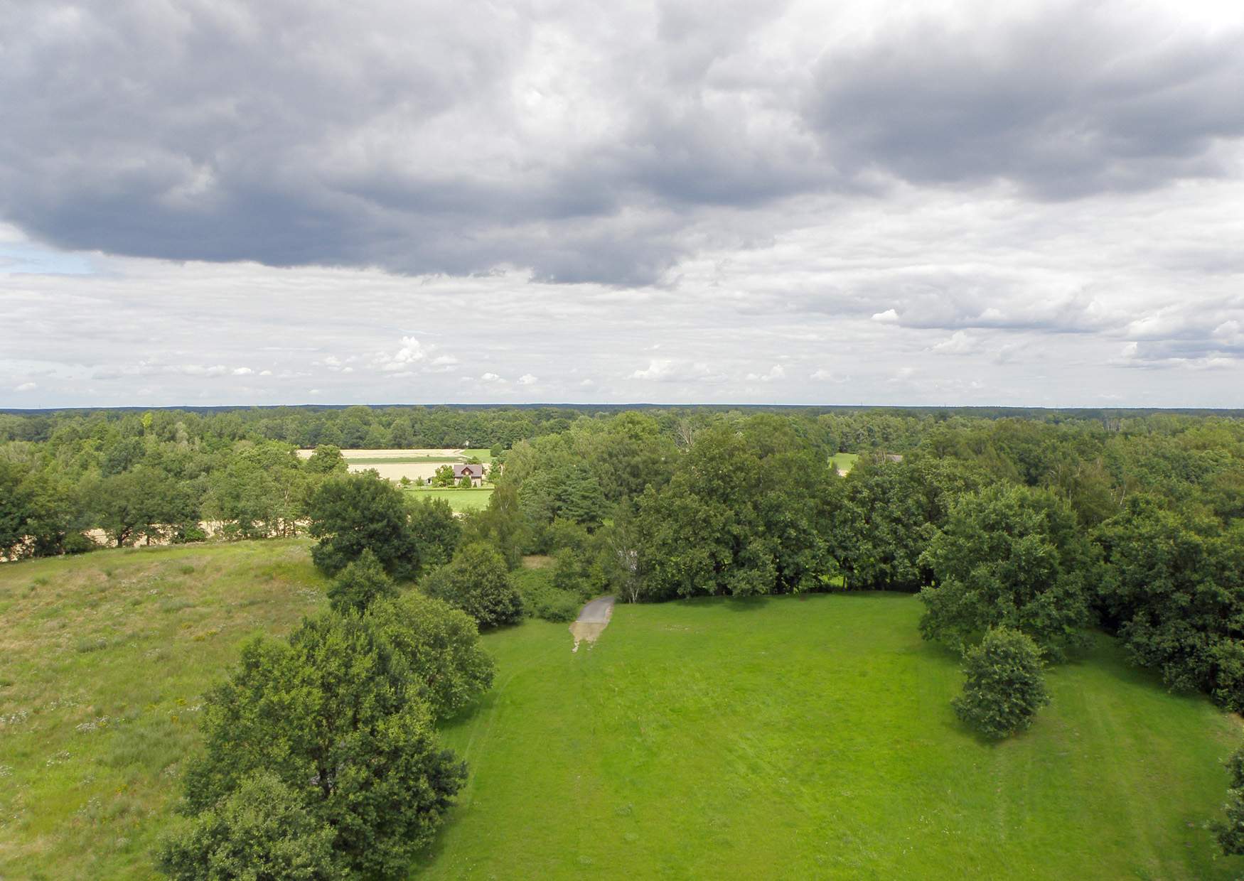 Der Blick vom Bismarkturm Burg Spreewald zum Kraftwerk Jänschwalde