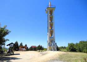 Aussichtsturm auf der Neuberzdorfer Höhe mit Imbiss