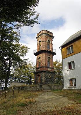 Wander- und Ausflugsziel der Kottmar in der Oberlausitz mit Bergbaude, Aussichtsturm und Spreequelle.