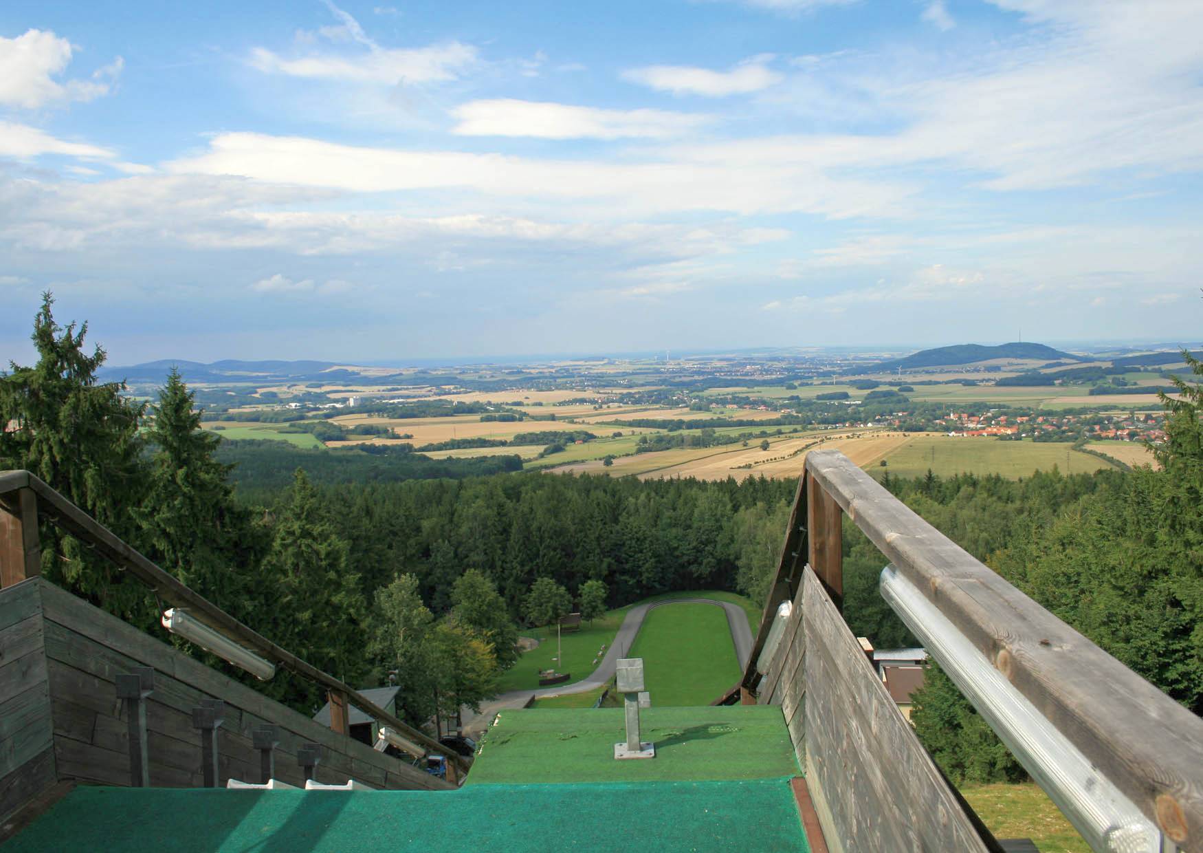 Der Blick über die Sprungschanze auf dem Kottmar