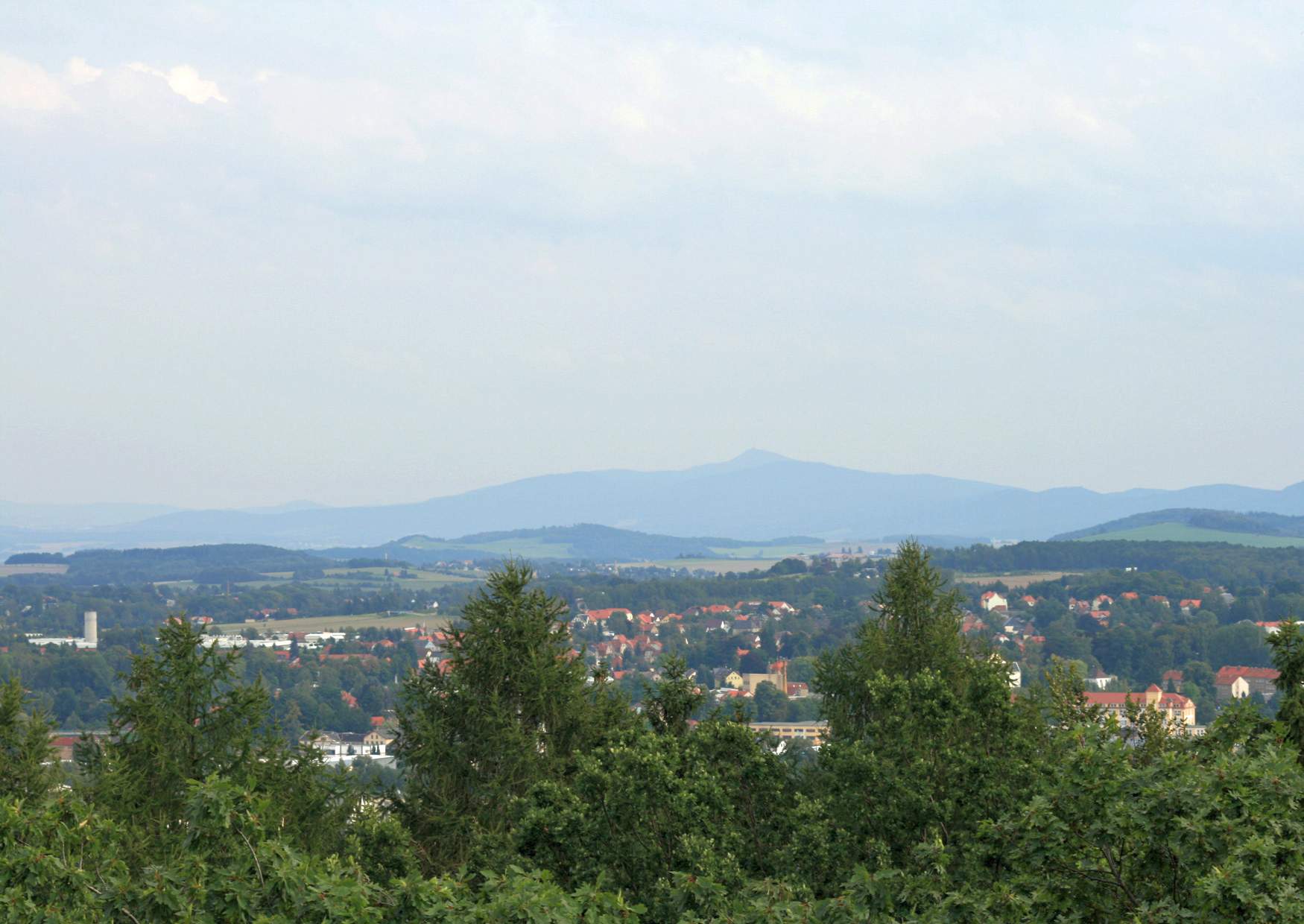 Der Blick vom Aussichtsturm auf dem Schlechteberg zum Jeschken