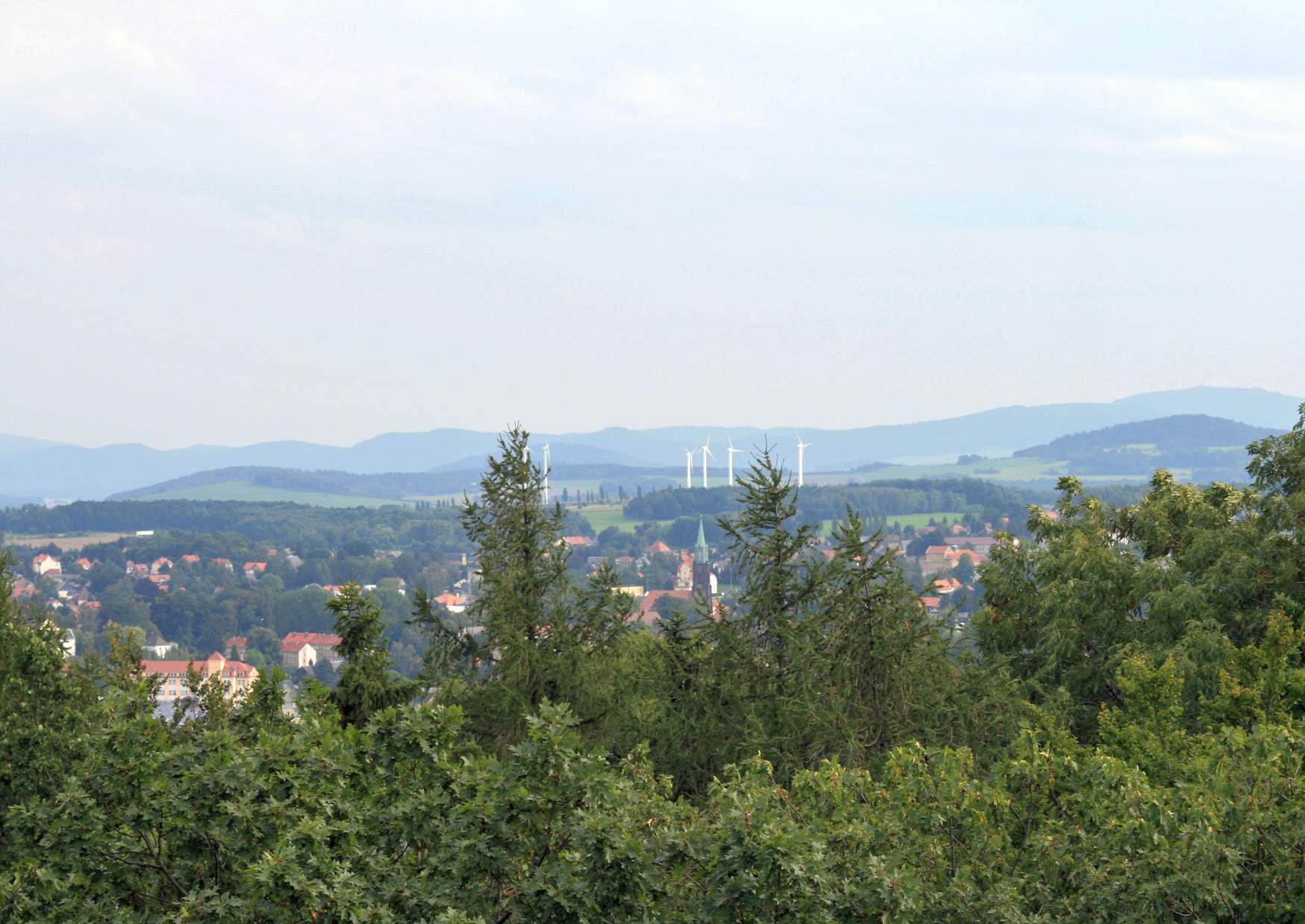 Der Blick auf Neugersdorf vom Aussichtsturm auf dem Schlechteberg
