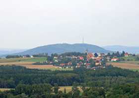 Der Blick vom Aussichtsturm auf dem Schlechteberg auf den Löbauer Berg