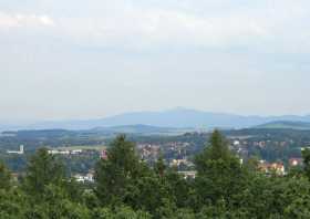 Der Blick vom Aussichtsturm auf dem Schlechteberg zum Jeschken