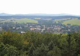 Der Blick vom Aussichtsturm auf dem Schlechteberg auf Jiríkov