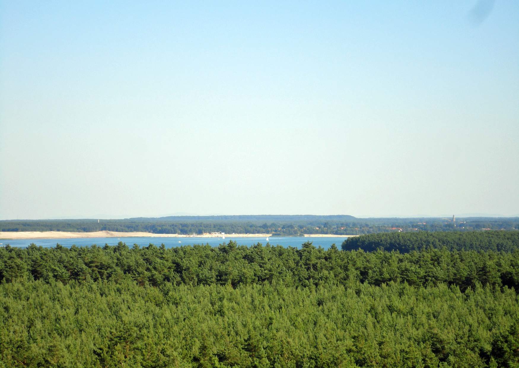 Blick vom Aussichtsturm Landmarke Lausitzer Seenland zum Geierswalder See