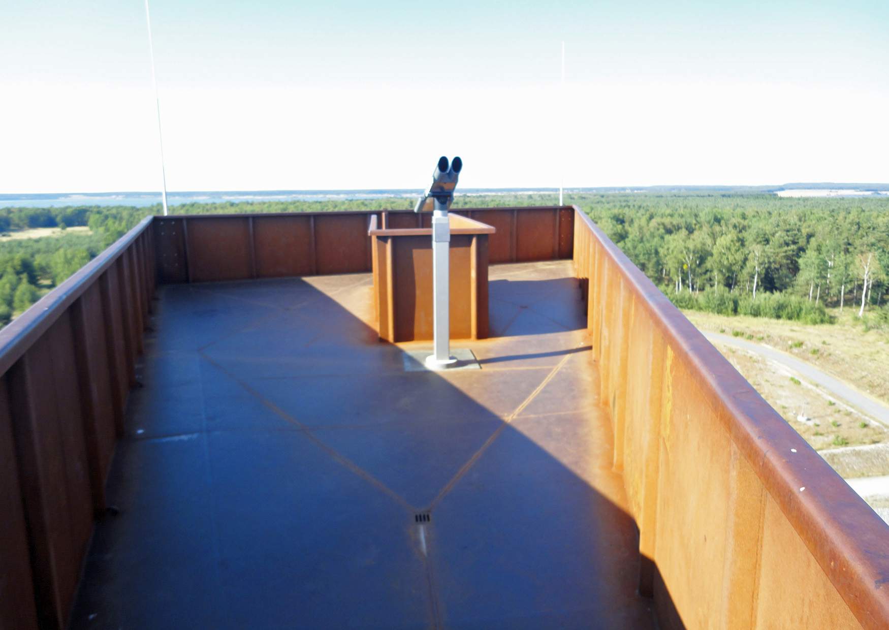 Aussichtsplattform mit Fernrohr im Lausitzer Seenland