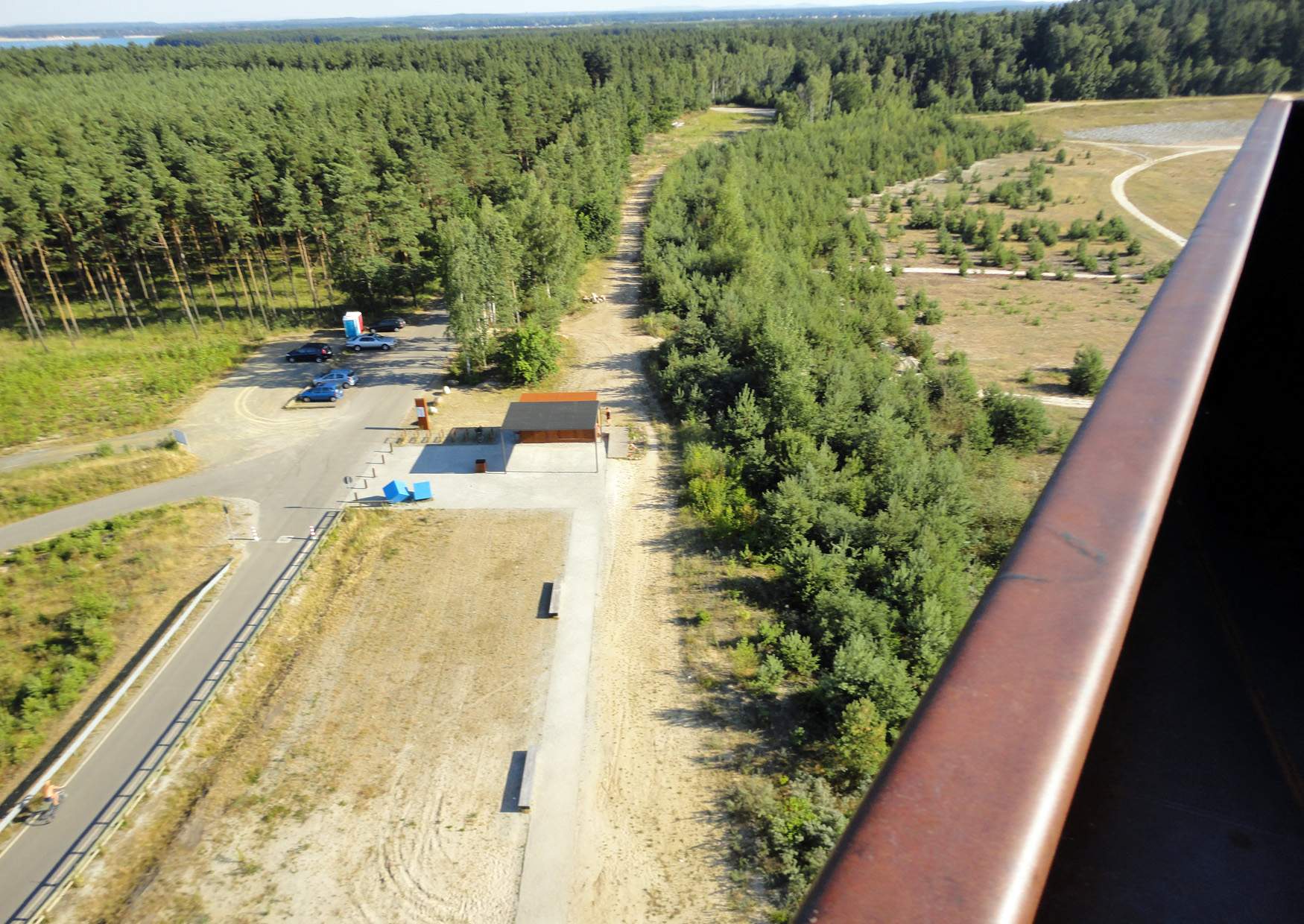 Blick vom Aussichtsturm Landmarke Lausitzer Seenland auf Parkplatz Imbiss