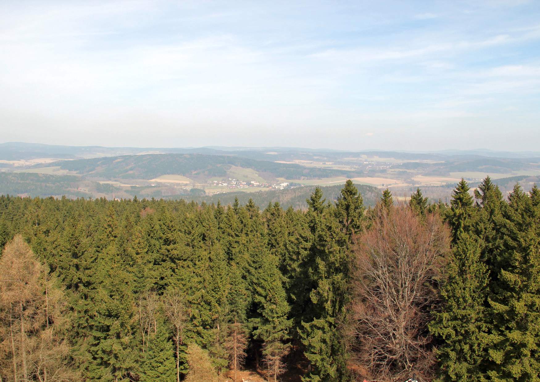 Blick vom Aussichtsturm auf dem Tanzplan nach Vilémov und Lipová