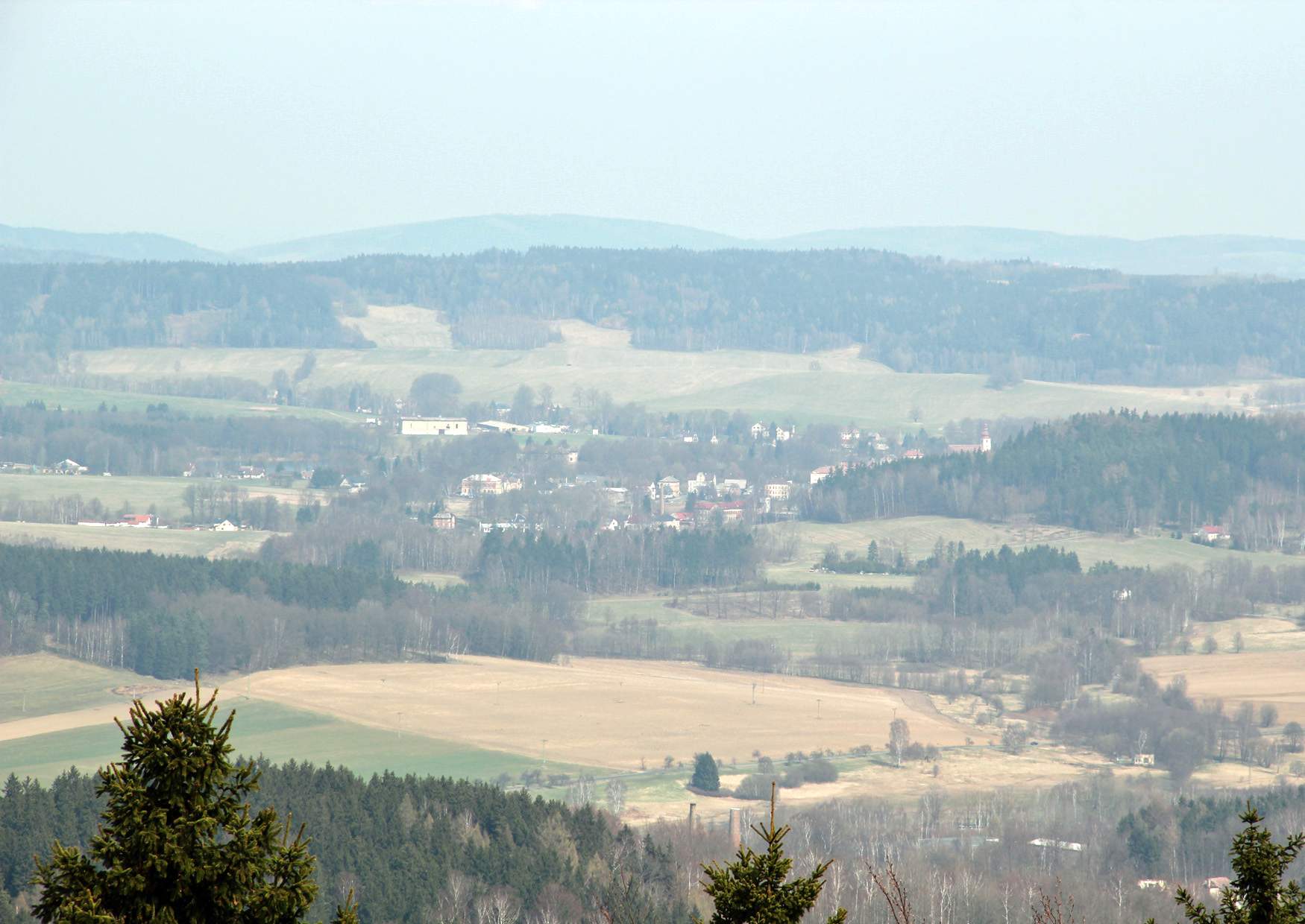 Blick vom Aussichtsturm auf dem Tanzplan nach Lipová