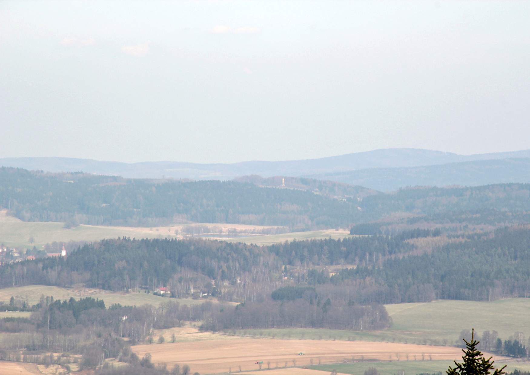 Blick vom Aussichtsturm auf dem Tanzplan nach Prinz Friedrich August Turm in Sohland