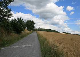 Wanderung von Hinterhermsdorf zum Weifberg mit seinem Aussichtsturm, einer der Attraktionen von Hinterhermsdorf in der Sächsischen Schweiz.