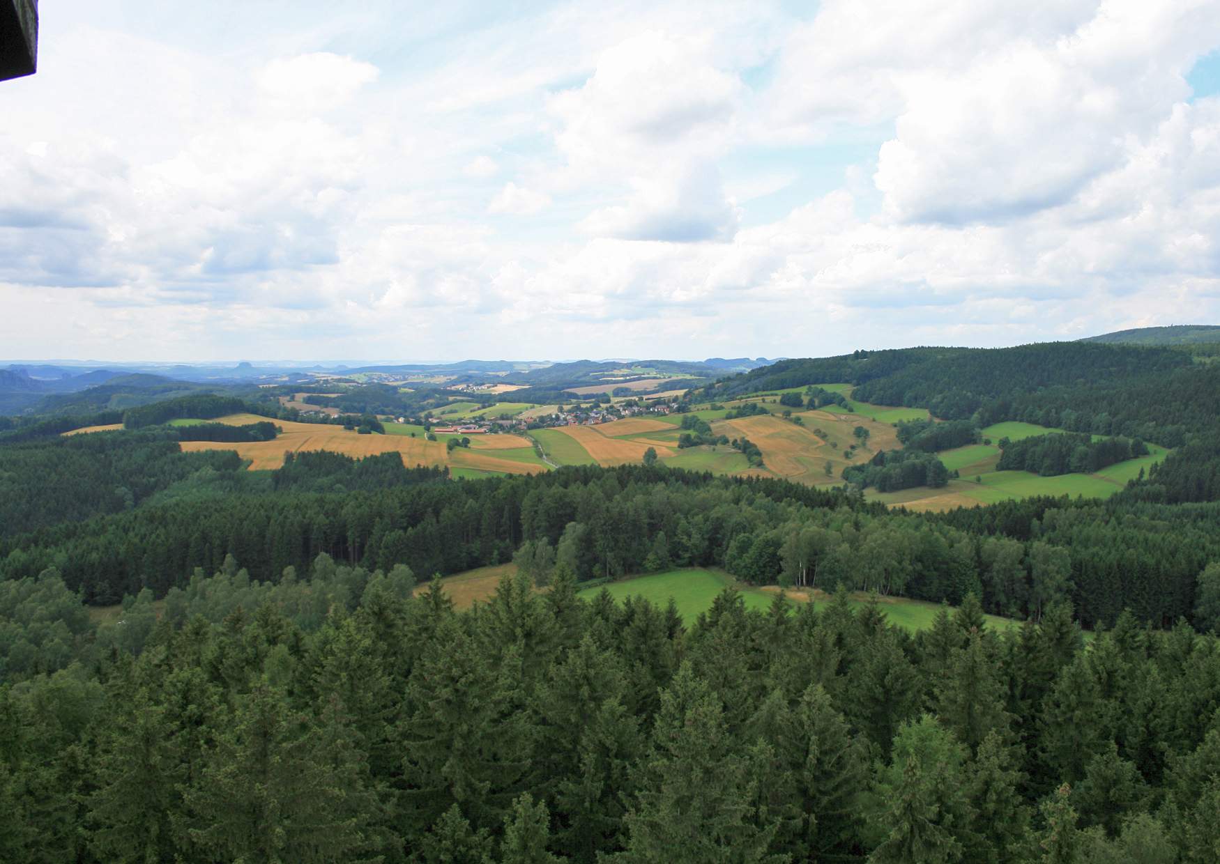 Blick vom Aussichtsturm auf dem Weifberg Richtung Sektor 3 nach Westen