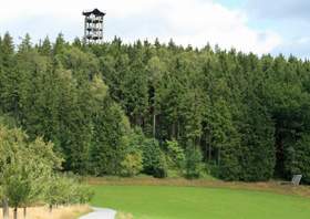Der Weifberg mit dem Aussichtsturm ist ein beliebtes Ausflugsziel in der hinteren Sächsiche Schweiz bei Hinterhermsdorf.