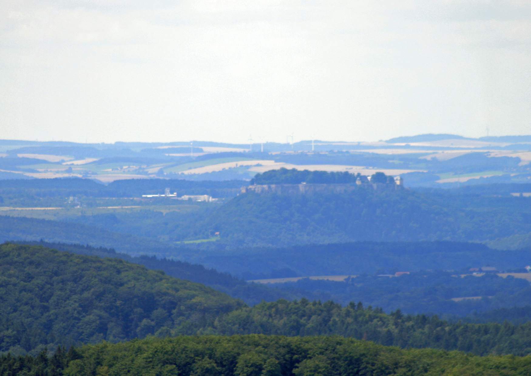 Blick vom Aussichtsturm auf dem Weifberg Richtung Wismut Festung Königstein