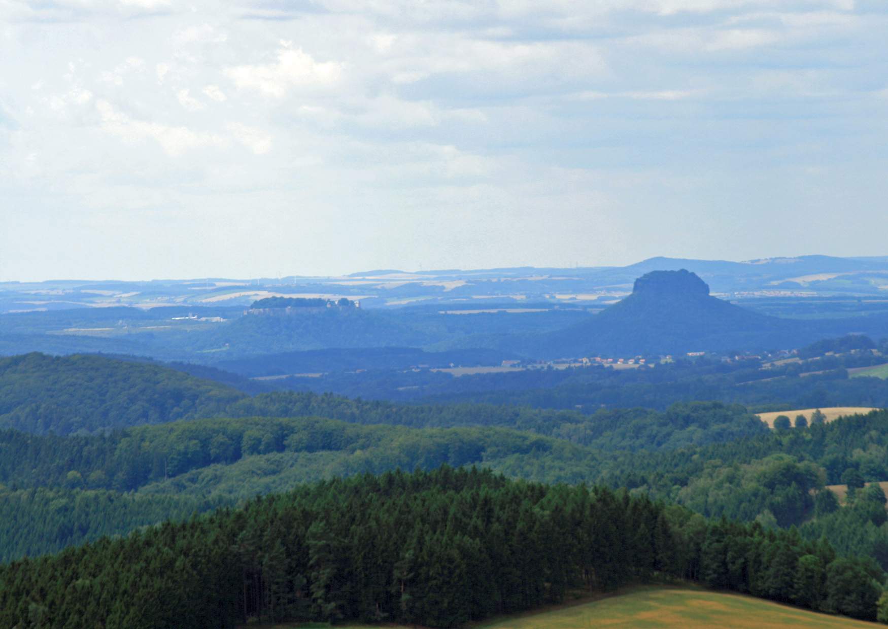 Blick vom Aussichtsturm auf dem Weifberg auf die Festung Königstein und den Lilienstein