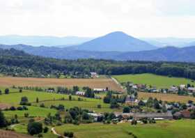 Blick vom Aussichtsturm auf dem Weifberg Richtung Rosenberg (Růžovský vrch)