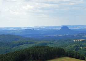 Blick vom Aussichtsturm auf dem Weifberg auf die Festung Königstein und den Lilienstein