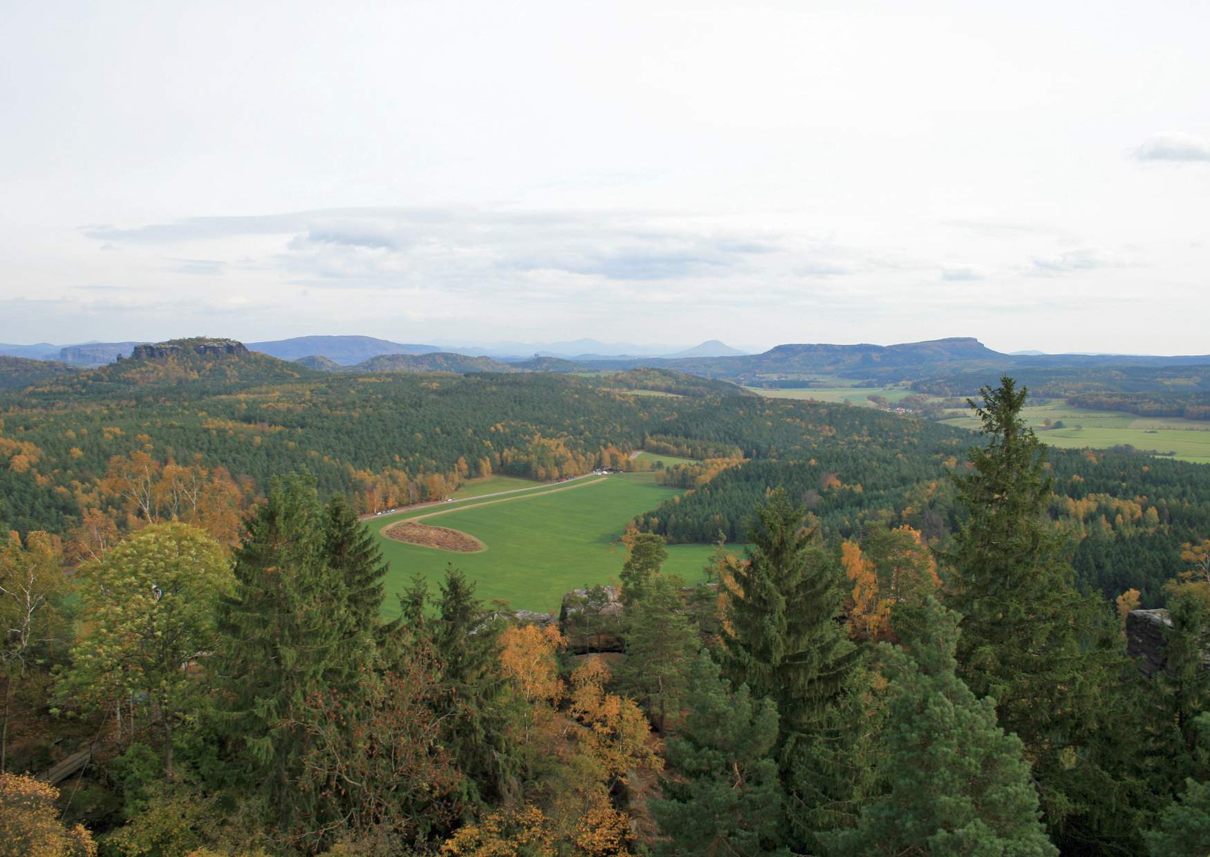 Der Blick vom Aussichtsturm auf dem Pfaffenstein auf die Böhmische Schweiz