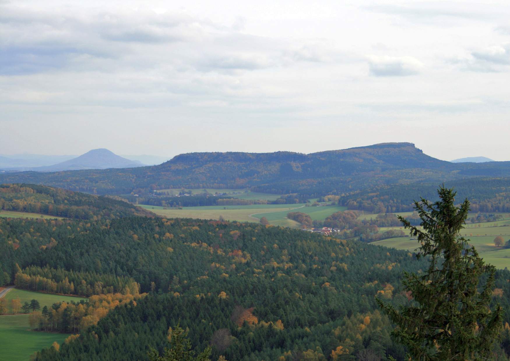 Der Blick vom Aussichtsturm auf dem Pfaffenstein zu den Zschirnsteinen