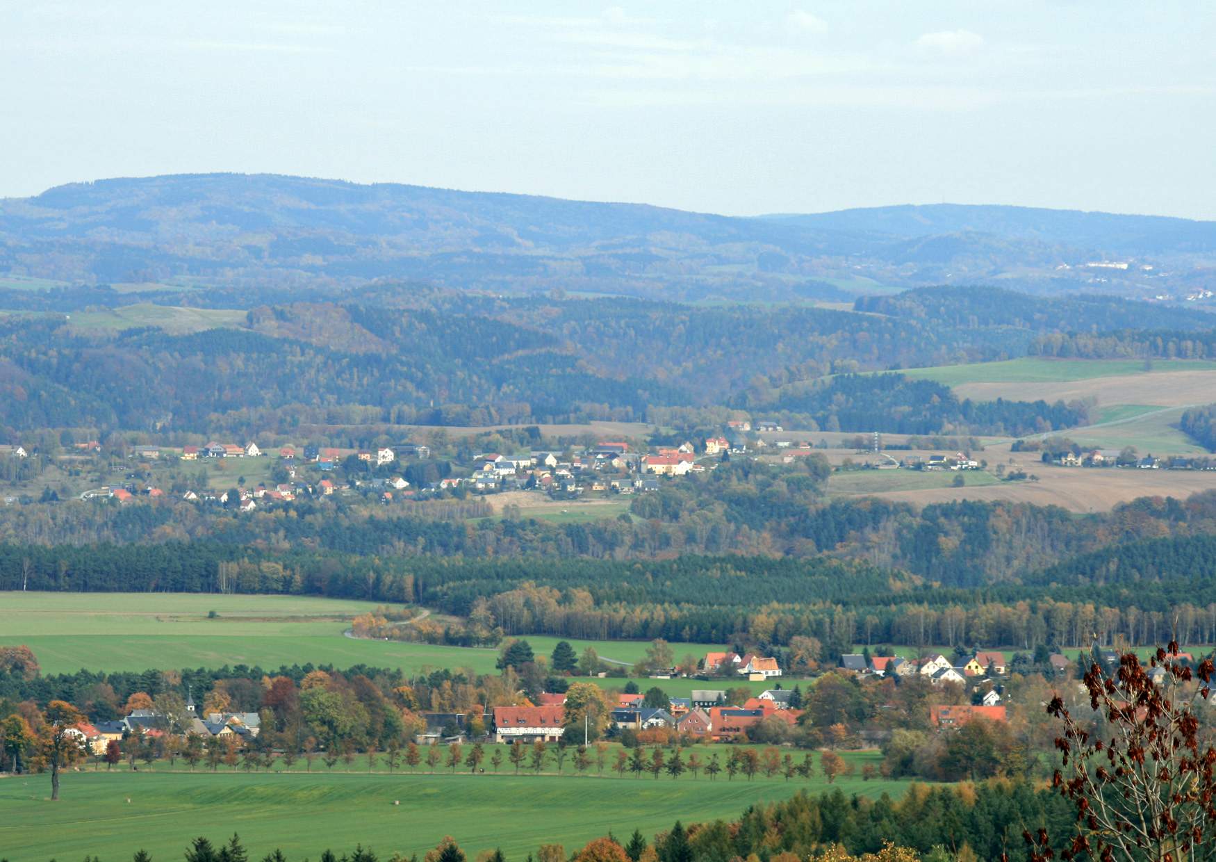 Der Blick vom Aussichtsturm auf dem Pfaffenstein auf die Rathmannsdorfer Höhe