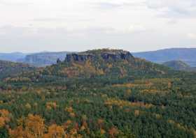 Der Blick vom Aussichtsturm auf dem Pfaffenstein auf den Papststein