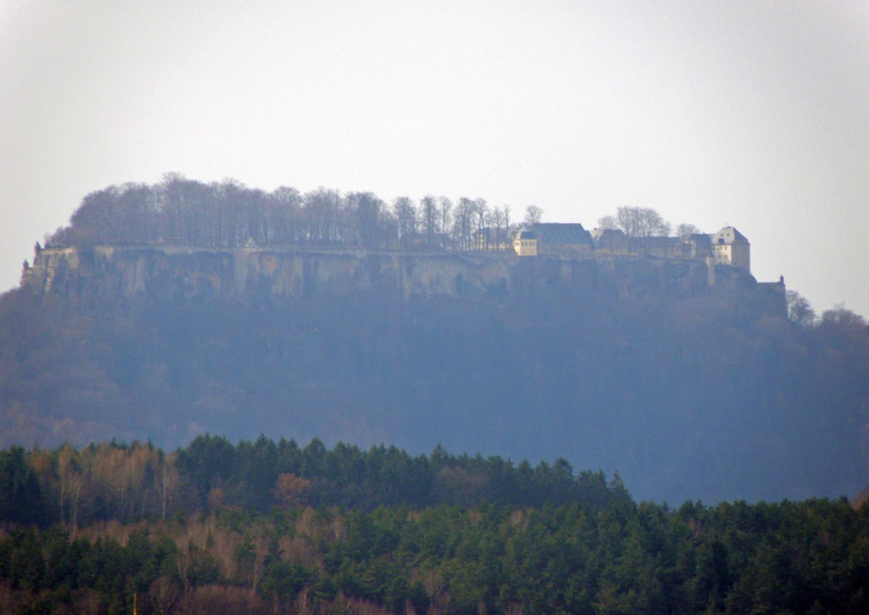 Blick vom Aussichtsturm Rathmannsdorf-Höhe auf die Festung Königstein