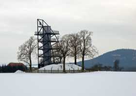 Rathmannsdorf-Höhe im Winter mit dem Aussichtsturm