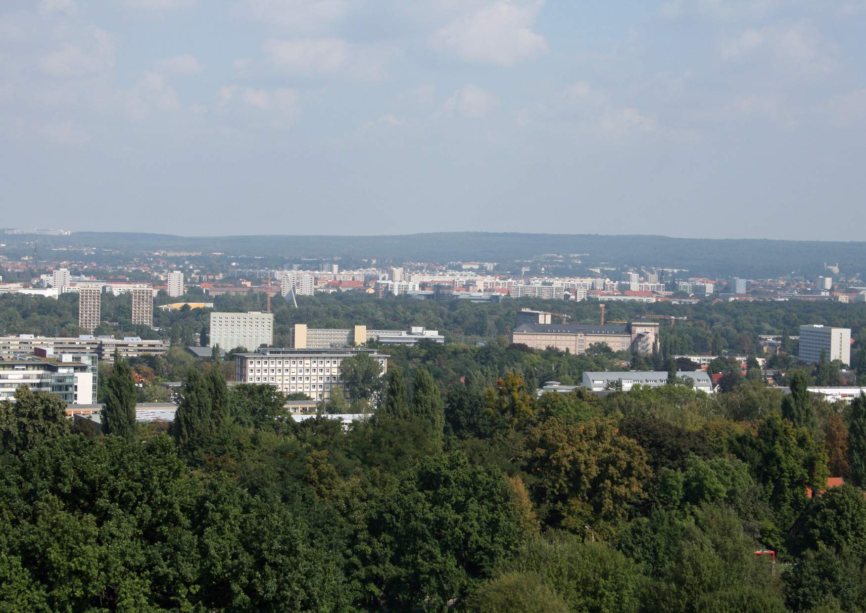 Der Blick vom Bismarckturm auf das Harbig-Stadion und die VW-Manufaktur